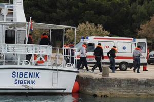 Šibenik, 9. svibnja 2011. - pripadnici Lučke kapetanije brodom 'Šibenik' prevezli su ozlijeđeni članove posade na obalu odakle su vozilom hitne pomoći prevezeni u najbližu bolnicu (Foto: Hrvoje Jelavić/Pixsell)